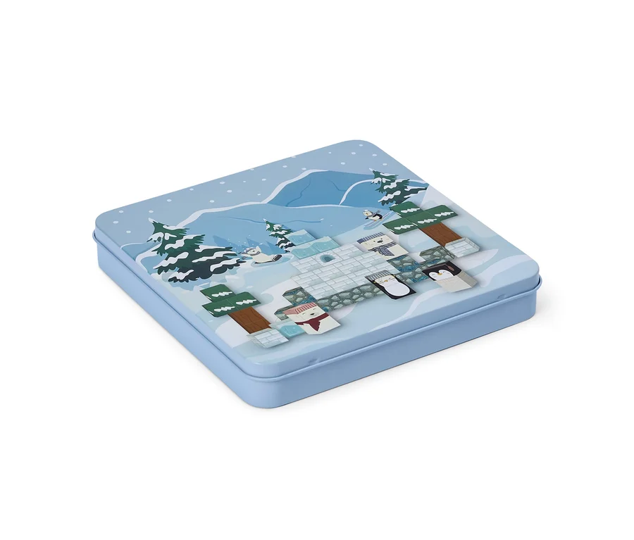 Hellblaue rechteckige Dose mit einer Winterlandschaftsillustration auf dem Deckel. Die Illustration zeigt verschneite Berge, Tannenbäume, ein Iglu und erhabene Figuren von Eisbären und Pinguinen.