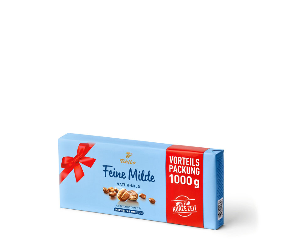 Eine Packung Tchibo Feine Milde gemahlener Kaffee, 1000g, in einer hellblauen Verpackung mit einer roten Schleife.