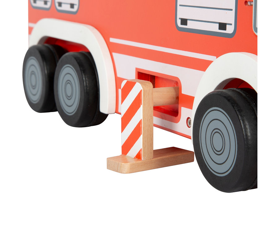 Detail eines roten Holzfeuerwehrautos mit schwarzen Rädern und einer Stütze mit orangefarbenen Streifen.