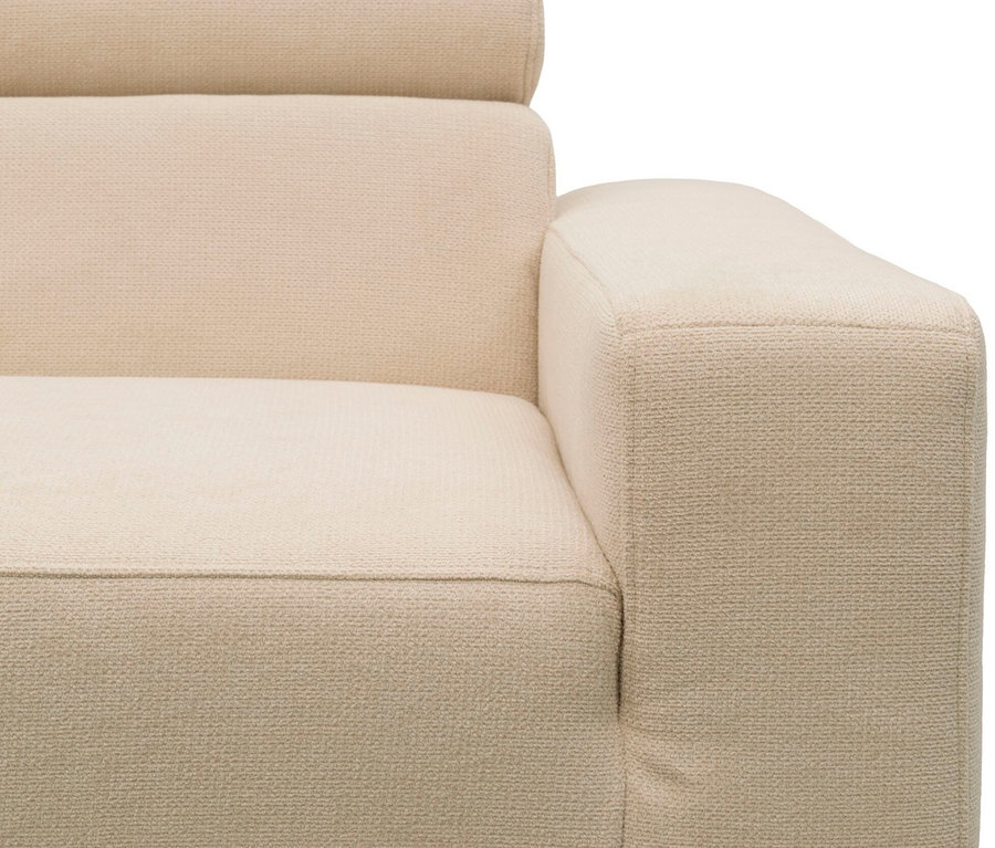 Nahaufnahme eines beigefarbenen Sofas mit strukturiertem Stoff, das die Armlehne, den Sitz und die Rückenlehne zeigt.
