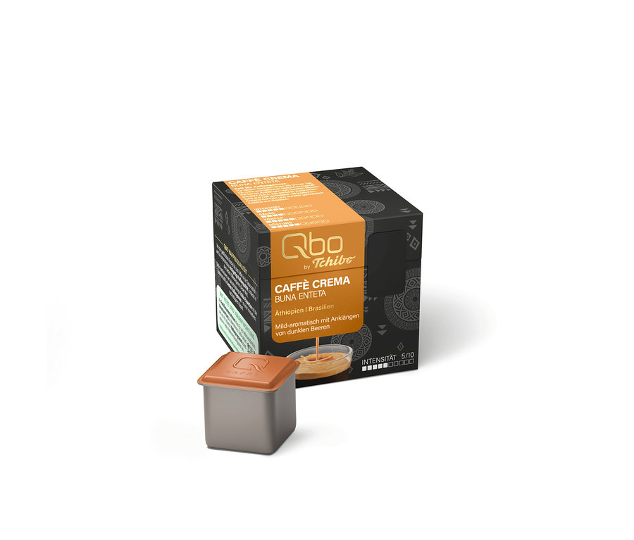 Schwarze Qbo Caffè BUNA ENTETA Kapselpackung mit orangefarbenem Band und eine graue Kaffeekapsel davor. Packung zeigt Kaffee in Tasse und Intensität 5/10.