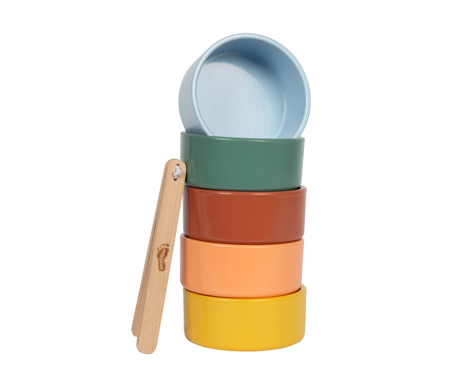 Stapel aus fünf runden, flachen Schalen in Hellblau, Dunkelgrün, Rotbraun, Hellorange und Gelb. Eine Holzzange mit "small foot"-Logo lehnt an dem Stapel.