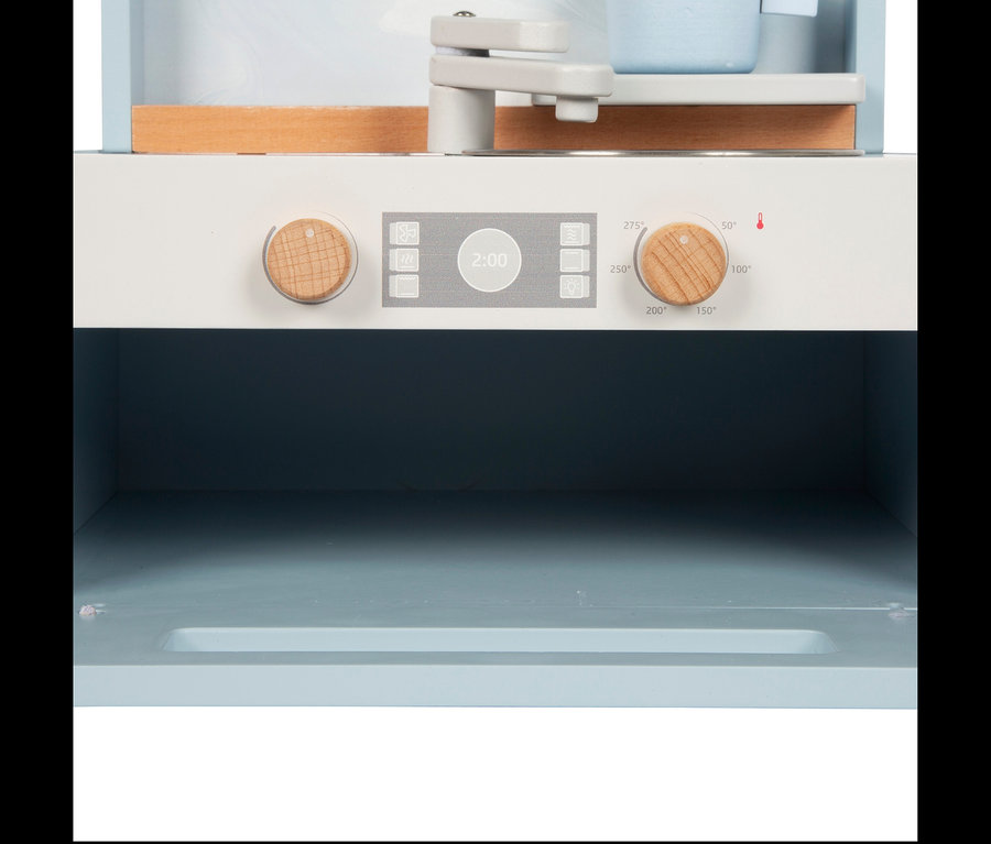 Hellblaue/weiße small foot Tabletop-Kitchen. Bedienfeld: zwei Holzknöpfe, „2:00“-Display, Ofensymbole. Spüle mit Wasserhahn, offenes Ofenfach darunter.