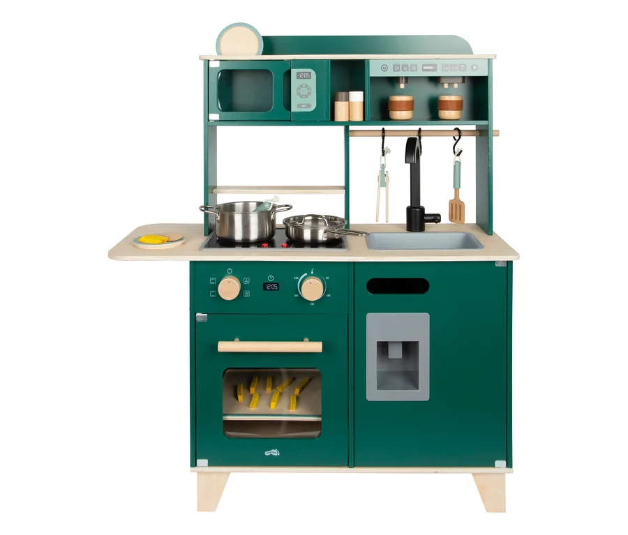 Eine grüne und hellbraune small foot Kinderküche mit Mikrowelle, Kaffeemaschine, Herd mit Topf und Pfanne, Spüle, Backofen mit Pommes und Kühlschrank.