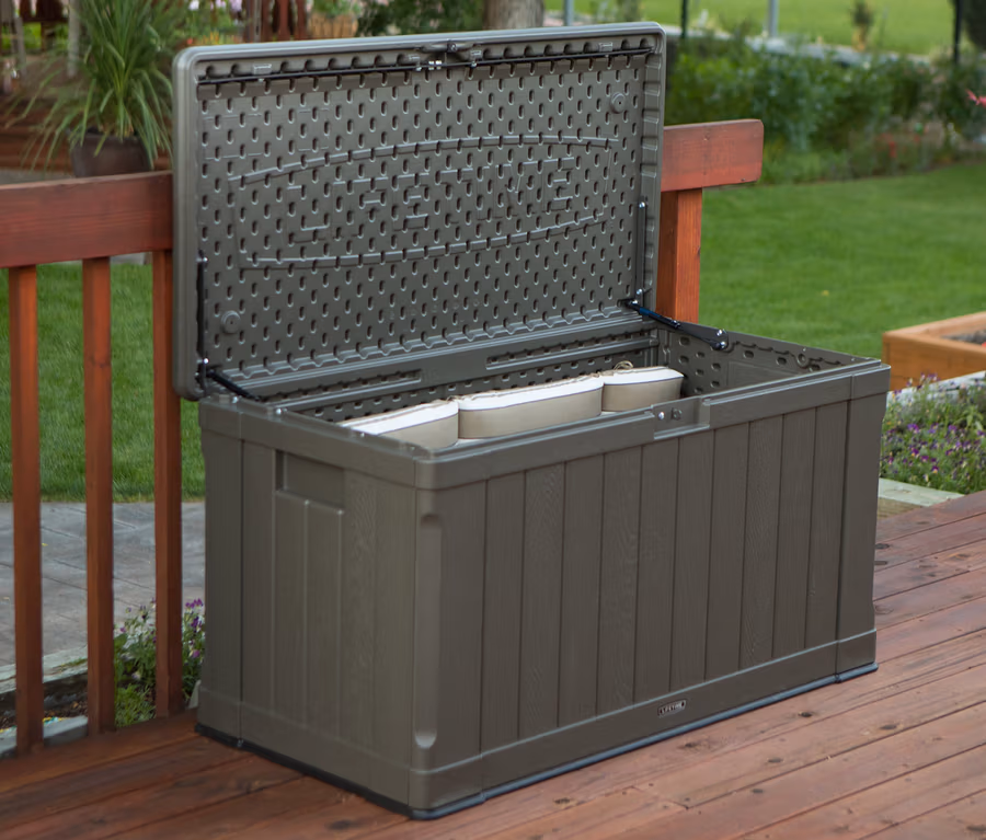 Eine offene, braune Lifetime-Kissenbox mit ca. 440 l steht auf einem Holzdeck.