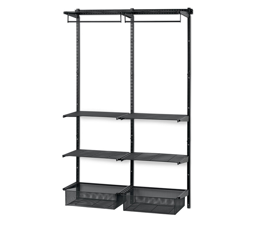 Schwarzes Wand-Regalsystem mit Regalböden, Kleiderstangen und Drahtkörben.