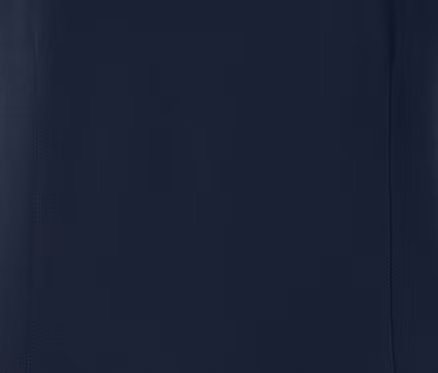 Detailaufnahme eines marineblauen Jerseykleids.