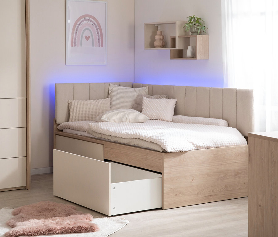 Das Roba Jugendbett »Louisa«, 90 x 200 cm steht im Zimmer mit offenem Schubladen. Darüber hängt ein Bild mit einem Regenbogen.