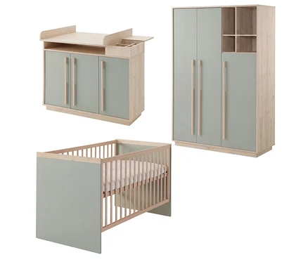 Roba 3-teiliges Kinderzimmer-Set »Selva« in Reed Green und Virginia Chestnut. Es umfasst einen Wickeltisch mit drei grünen Türen, einen Kleiderschrank mit drei grünen Türen und offenen Fächern sowie ein Gitterbett mit grünen Seiten und Matratze.