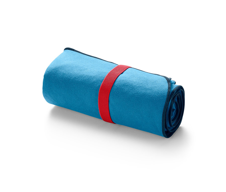 Gerolltes, blaues Microfaser-Badetuch mit rotem Band.