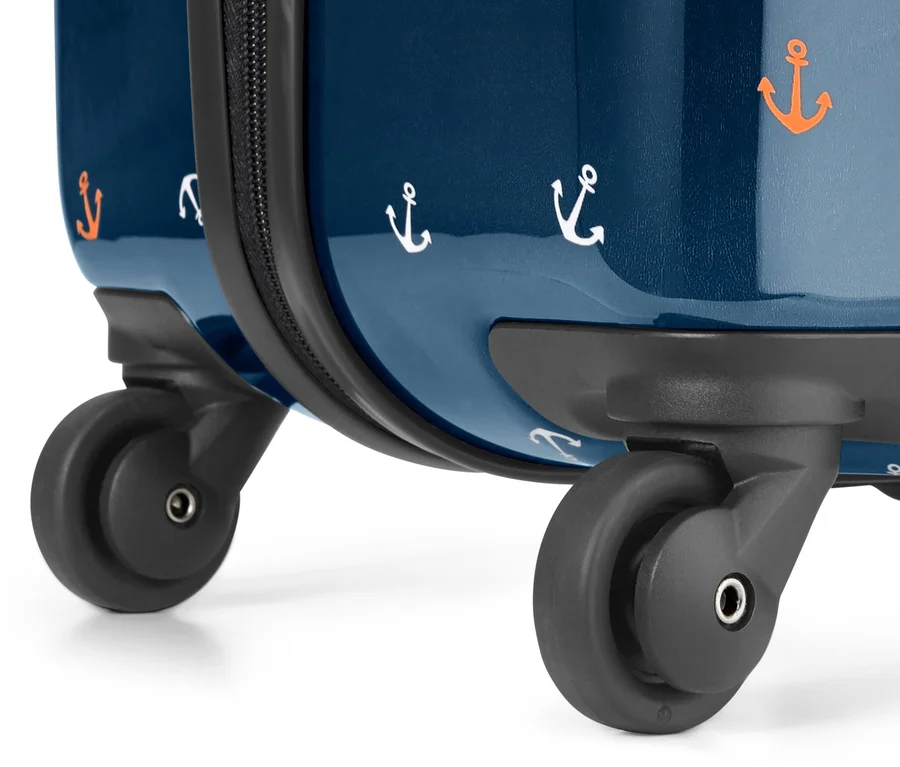 Detailansicht eines kleinen Hartschalen-Koffers mit Rollen und Anker-Motiv.