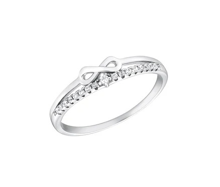 Nahaufnahme des Amor Rings mit Herz-Symbol.