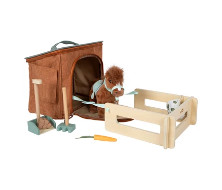 Ein small foot Spielset Pferd mit Stall, dunkelbraun, bestehend aus einem braunen Plüschpferd in einem braunen Kord-Stall, einem Holzzaun, Schaufel, Rechen und Karotte.