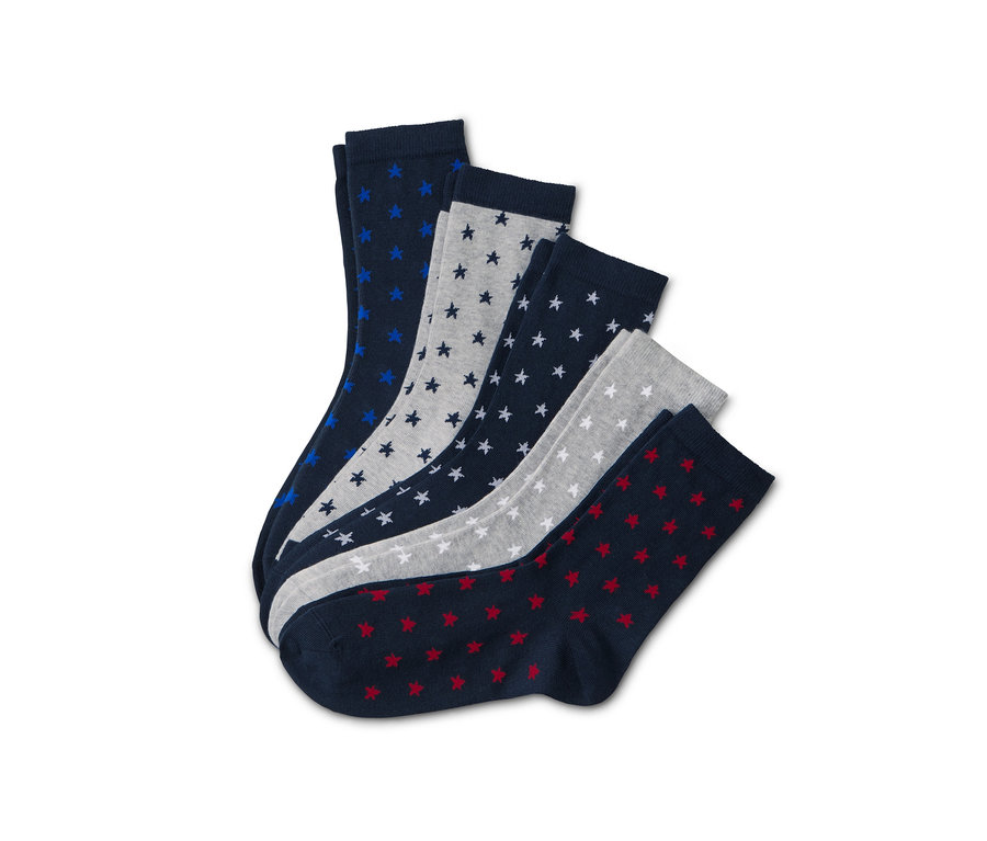 5 Paar Socken mit Sternen auf weißem Hintergrund.