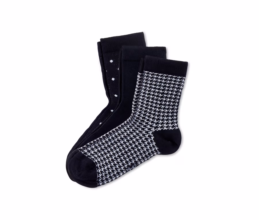 Drei Paar Socken liegen auf einem weißen Hintergrund.