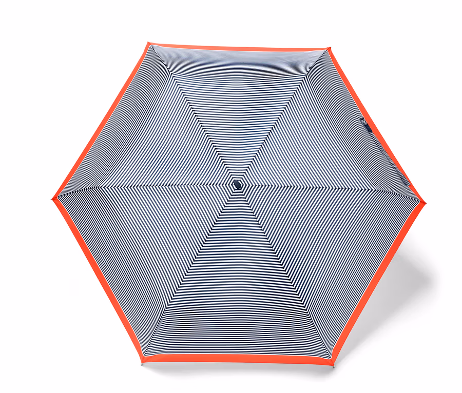 Geöffneter Taschenschirm mit blau-weißen Streifen und orangefarbenem Rand.