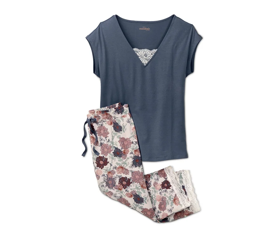Ein 3/4-Pyjama mit blauem Oberteil und geblümter Hose.