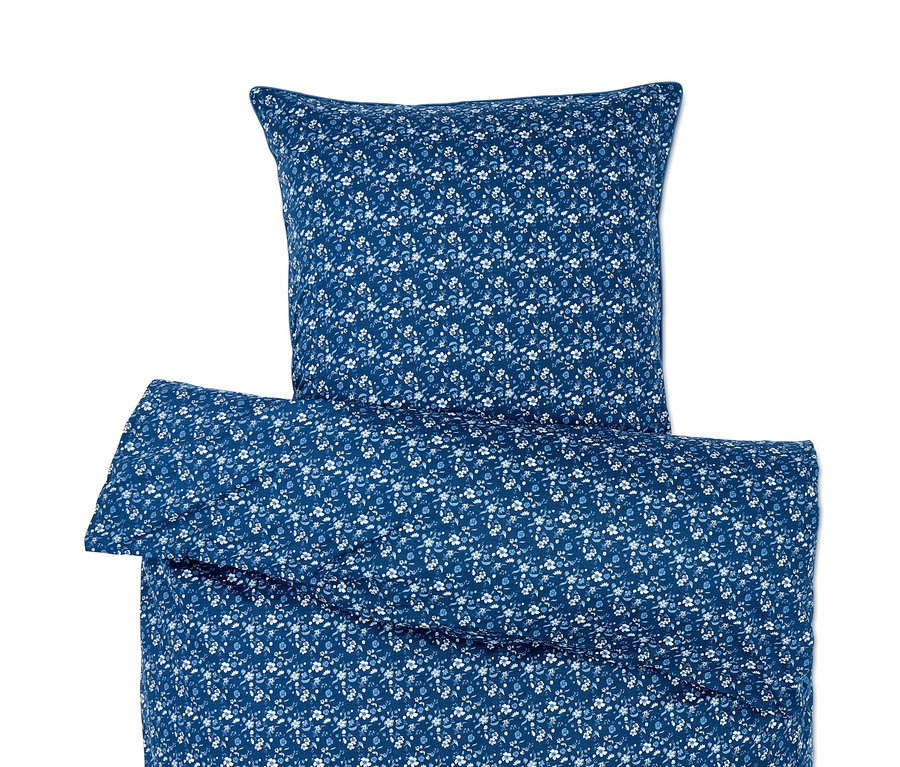 Blaues Bettwäsche-Set mit Blumenmuster und Kissen.
