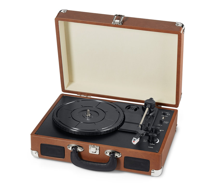 Ein geöffneter, tragbarer Retro-Plattenspieler mit Bluetooth® in Braun.