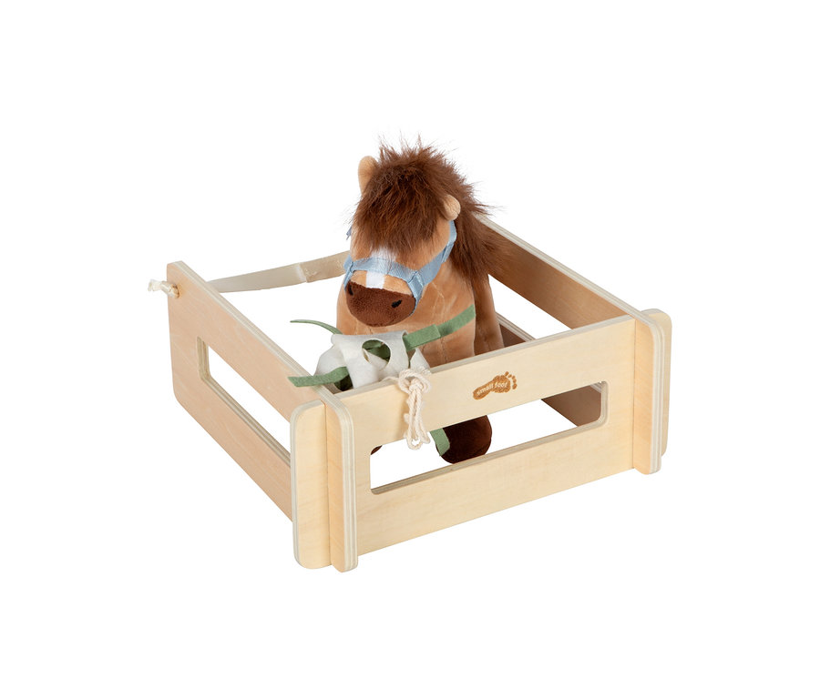 Braun-weißes Plüschpferd mit blauem Zaumzeug im hellen Holzstall von Small Foot Spiel-Set Pferd mit Stall.