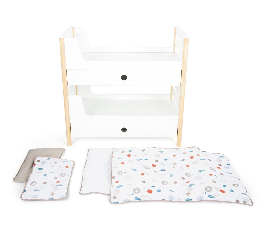 Ein zweistöckiges, weißes Puppenhochbett "Little Button" von small foot mit Holzrahmen und bedruckter Bettwäsche.
