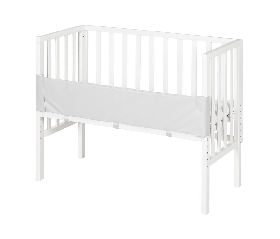 Weißes roba 2-in-1-Beistellbett »safe asleep®« mit Seitengitter.