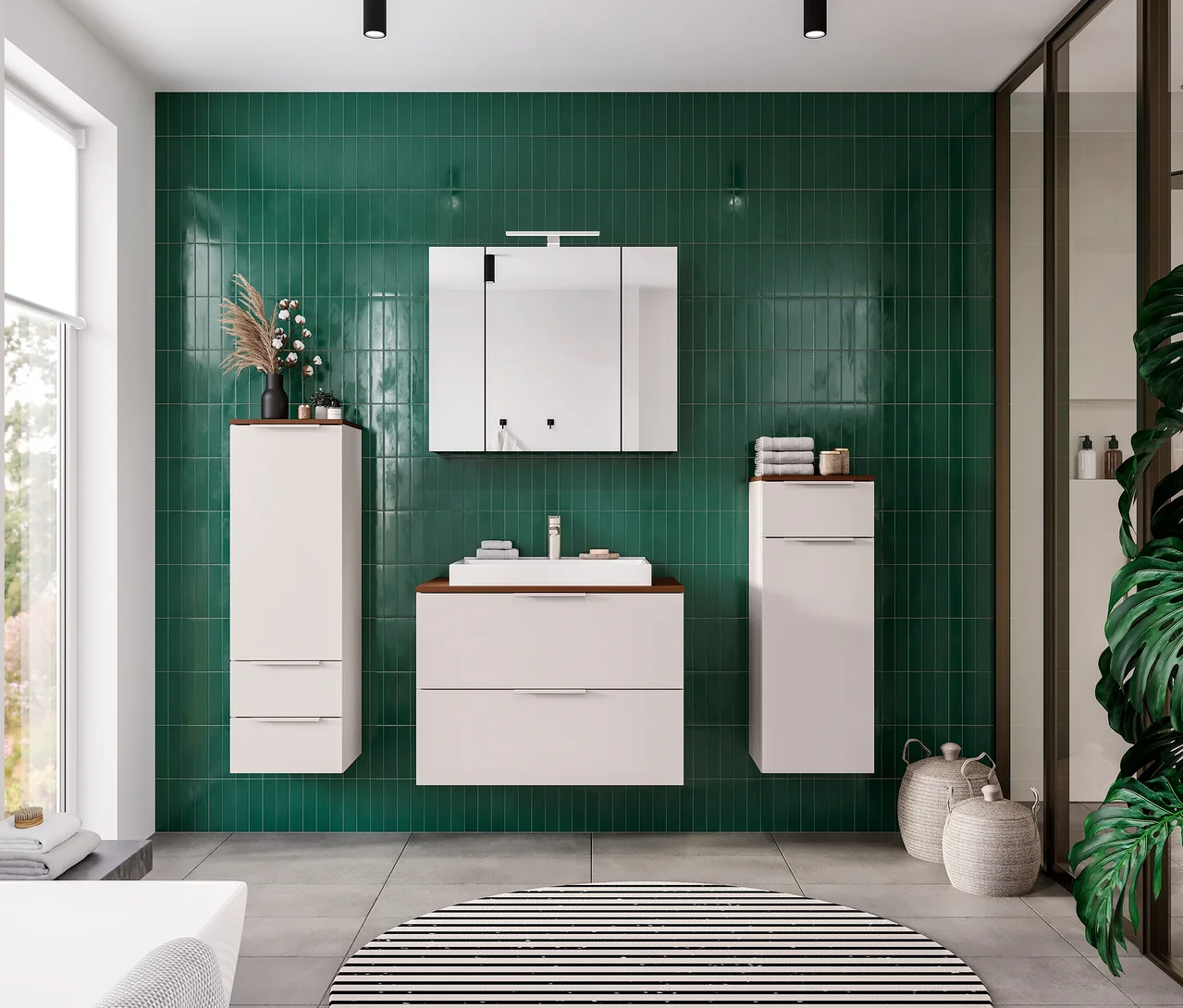 Modernes Badezimmer mit grünen Fliesen. Mittig ein weißer GW Waschtisch »Lasino« mit schmalem Becken und zwei Schubladen, darüber ein Spiegelschrank. Links und rechts stehen weiße Hochschränke.