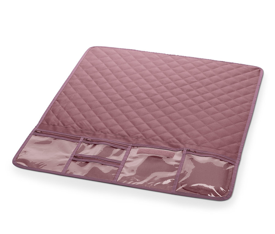 Eine lila 2-in-1-Nähmaschinenunterlage mit gestepptem Muster und transparenten Taschen.
