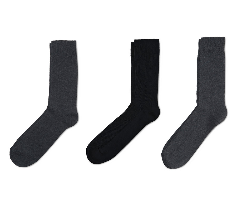 Drei Paar Socken.