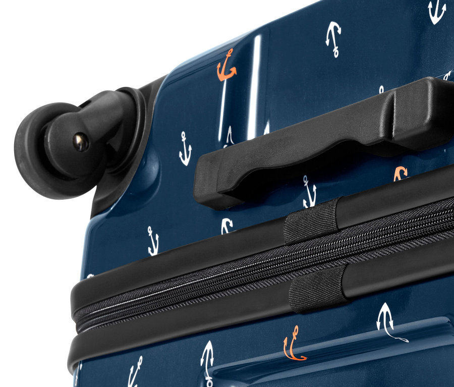 Detailansicht eines kleinen, blauen Hartschalen-Koffers mit weißen und orangefarbenen Ankern.