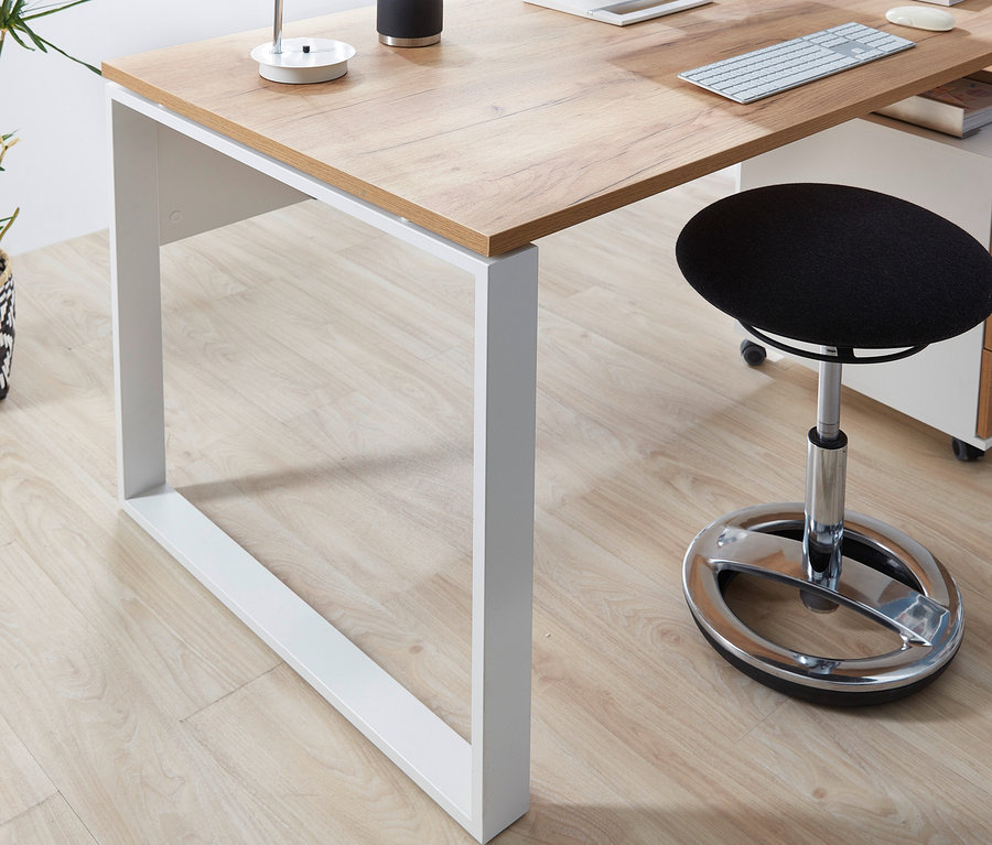 Detailansicht des Schreibtisches »Lioni« mit Monitor, Lampe und Stuhl.