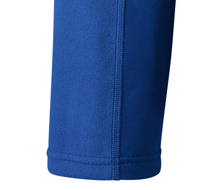 Detailaufnahme einer blauen Microfleecejacke.