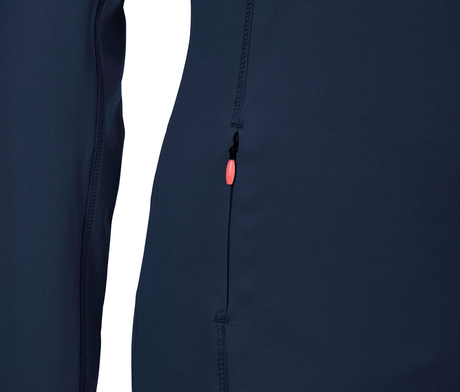 Nahaufnahme eines marineblauen Thermo-Funktionsshirts mit langem Ärmel und Reißverschluss an der Seite.