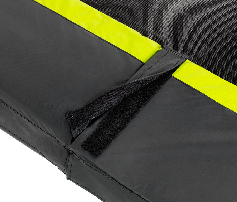 Detailansicht des schwarzen Sicherheitsrands des EXIT Trampolin »Silhouette 305« mit neongelbem Rand und Klettverschluss.