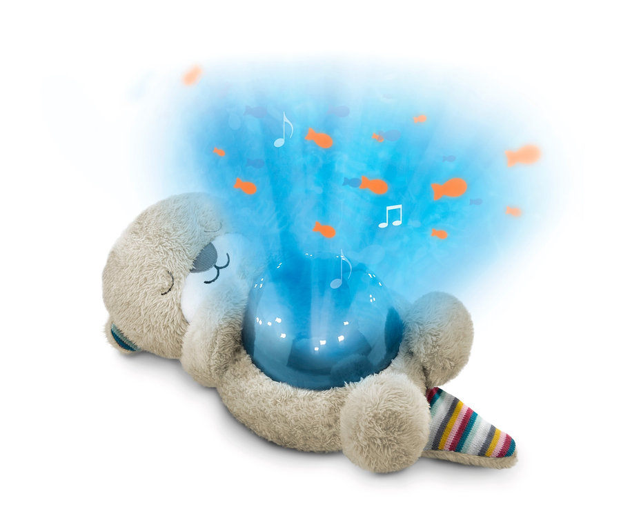 Ein Stofftier gibt eine Projektion von blauem Licht mit schwimmenden Fischen und Noten aus. ZAZU-Ozeanprojektor »Otto«.