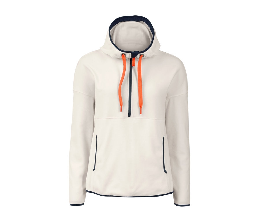 Ein cremefarbener Fleecepullover mit Kapuze, Kordelzug und dunkelblauen Abschlüssen.