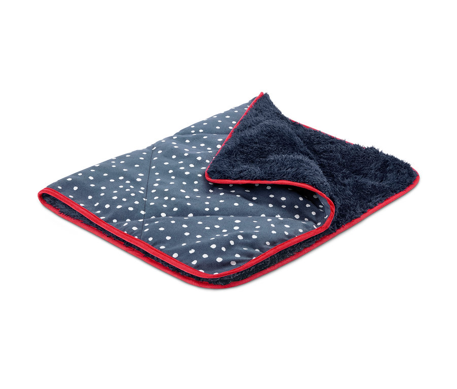 Hunde-Kuscheldecke mit roter Umrandung, eine Seite ist dunkelblau mit weißen Punkten, die andere Seite ist dunkelblau flauschig.