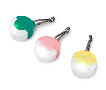 Drei LED-Anhänger liegen auf einer weißen Fläche.