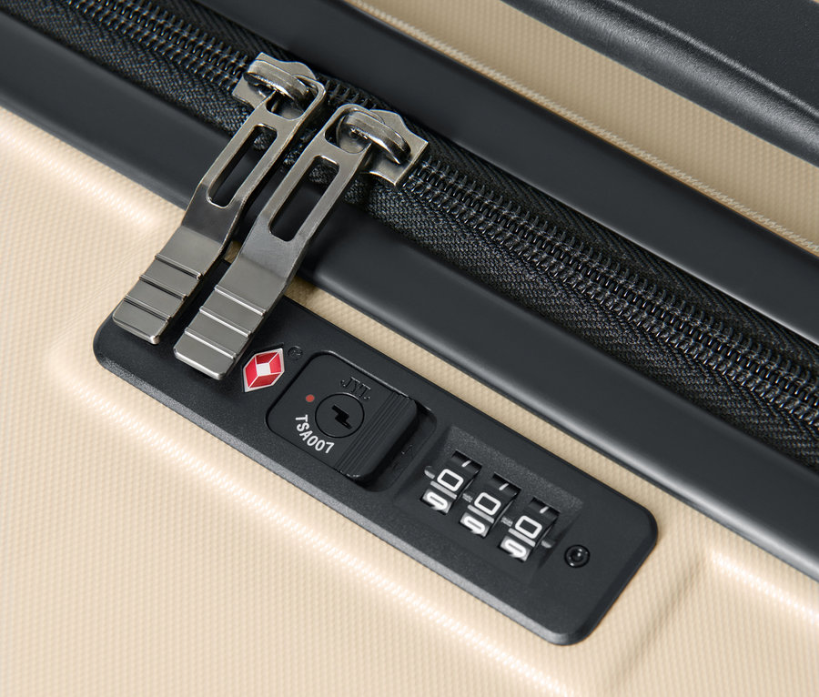 Detailaufnahme eines beigen Hartschalen-Koffers mit recyceltem Material, mit Reißverschluss und Zahlenschloss.