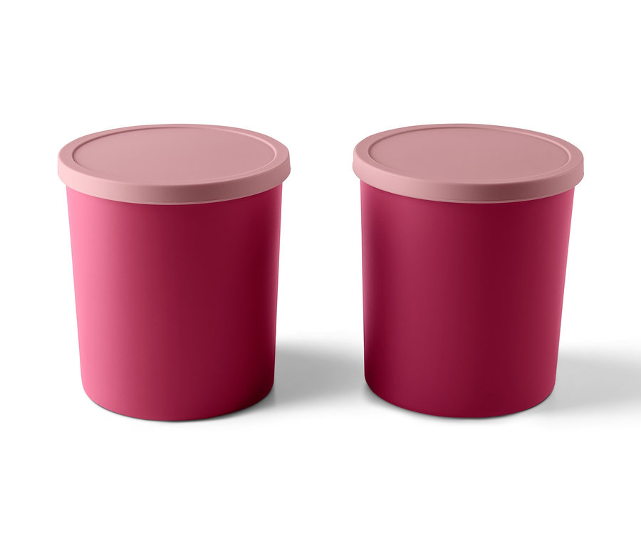 Zwei rote Gefrierbehälter mit rosa Deckeln.