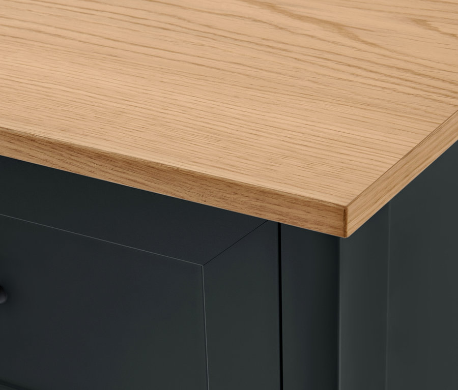 Detailansicht der Oberseite einer hohen, schwarzen Kommode.