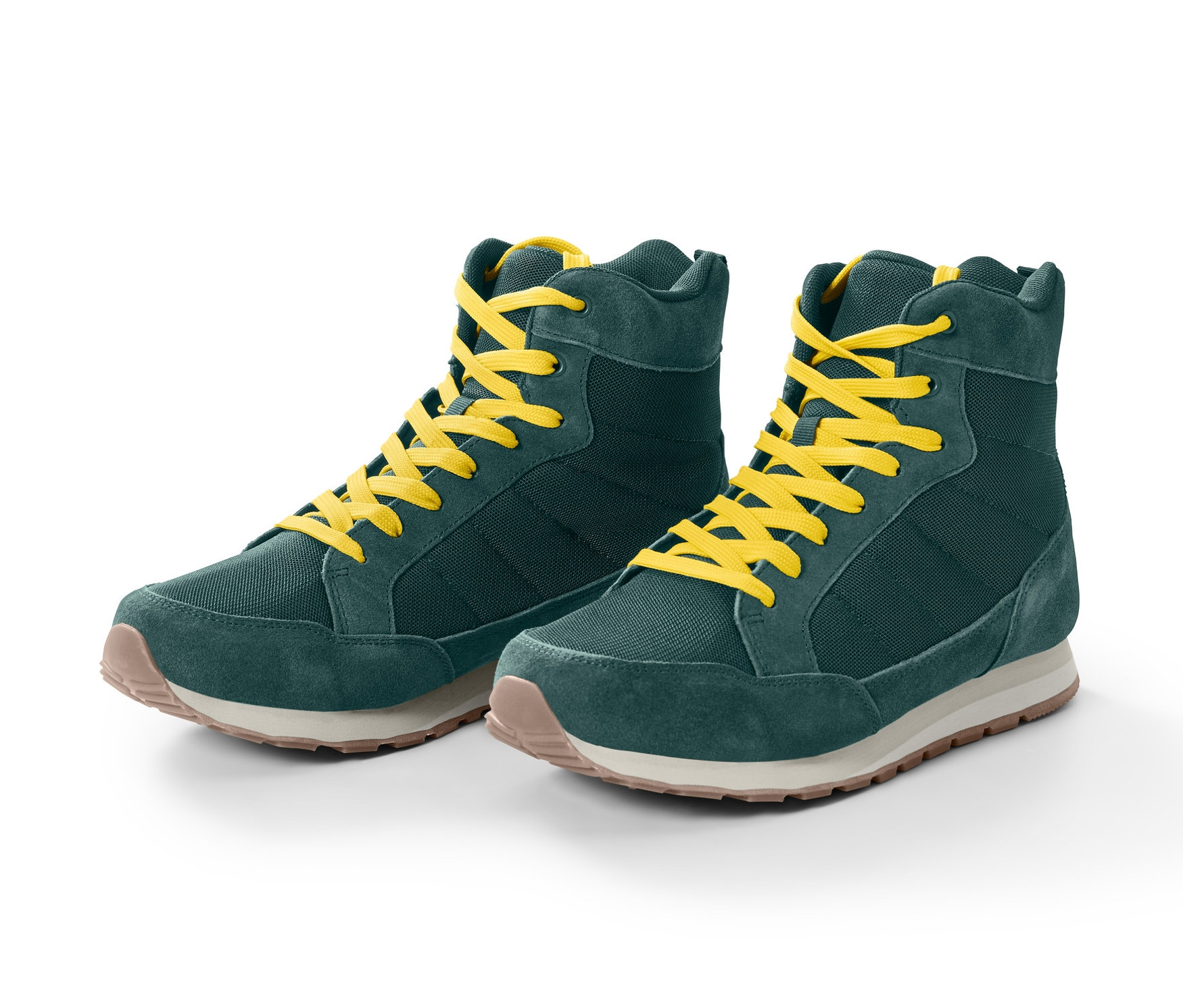 Zwei Trekkingschuhe vor einem weißen Hintergrund.