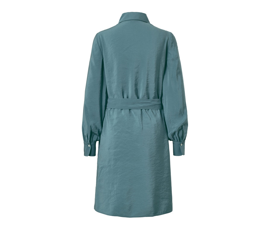 Ein blaues Hemdblusen-Kleid mit Gürtel.