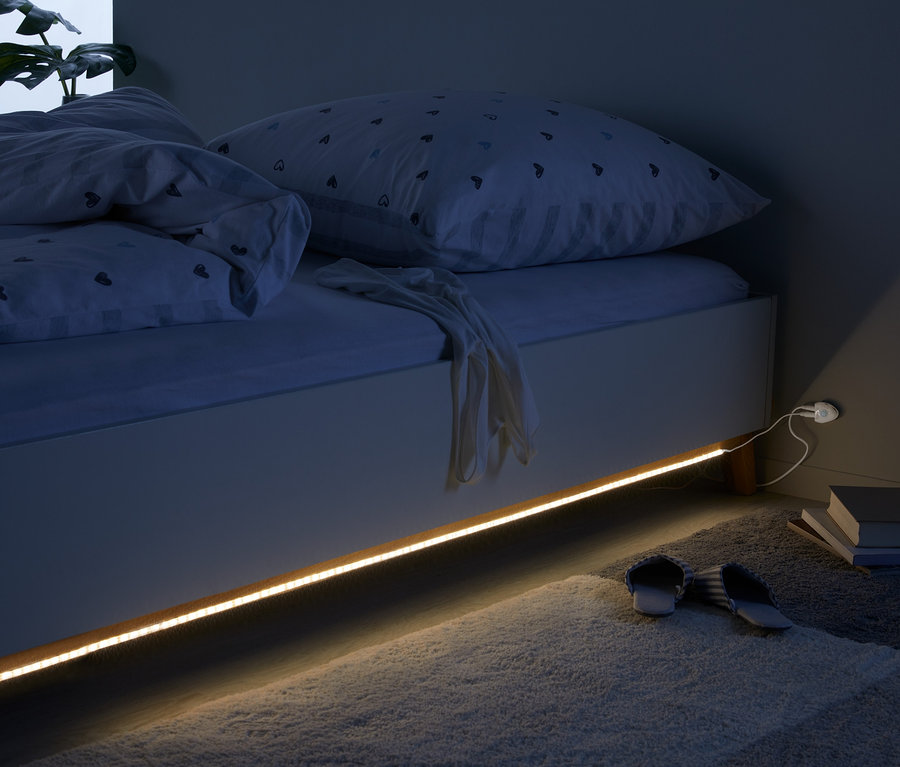 Unter einem Bett ist eine ca. 2 m lange LED-Lichtleiste angebracht.