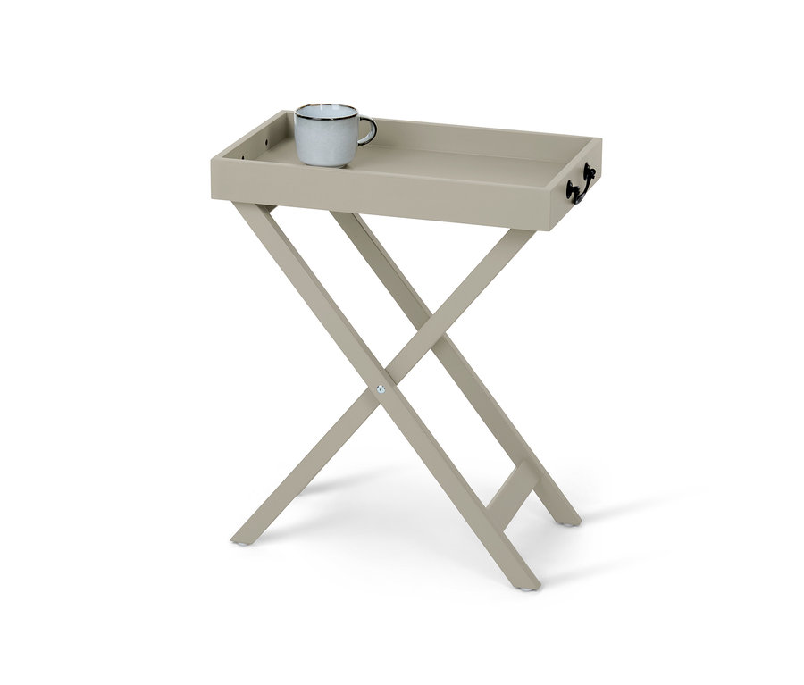 Eine Tasse steht auf dem Tabletttisch.