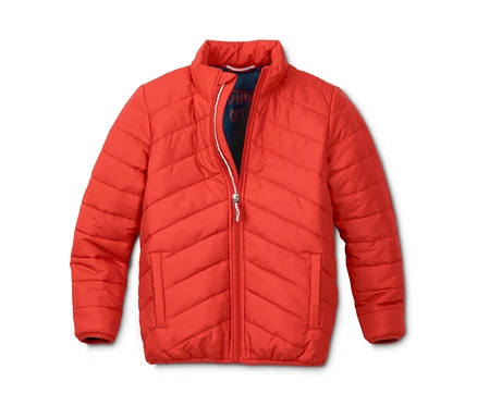 Eine orangefarbene Steppjacke mit recyceltem Material liegt auf einem weißen Hintergrund.