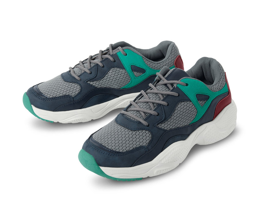 Zwei Sneaker auf weißem Hintergrund.