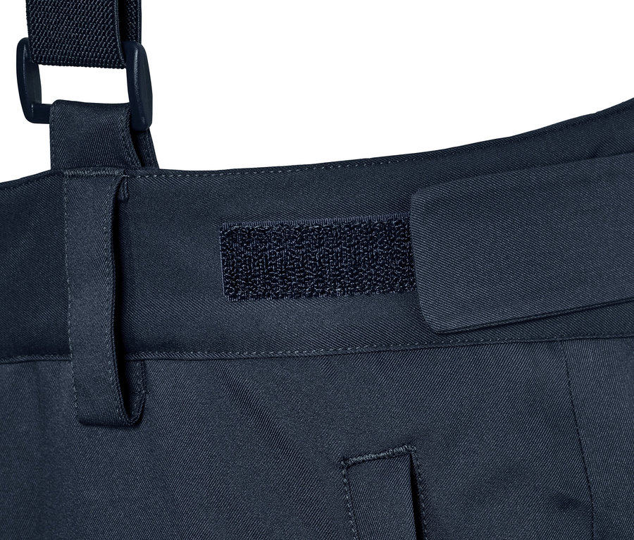 Detail einer blauen Skihose mit Hosenträgern und Klettverschluss.