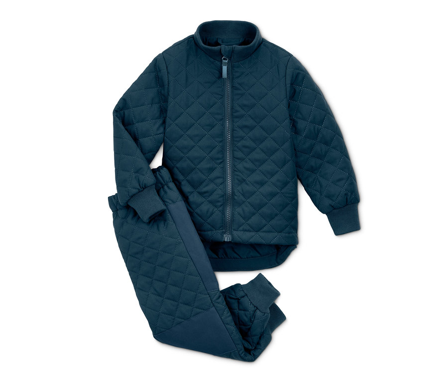 Dunkelblaues Thermo-Set aus recyceltem Material, Jacke und Hose liegen auf weißem Hintergrund.