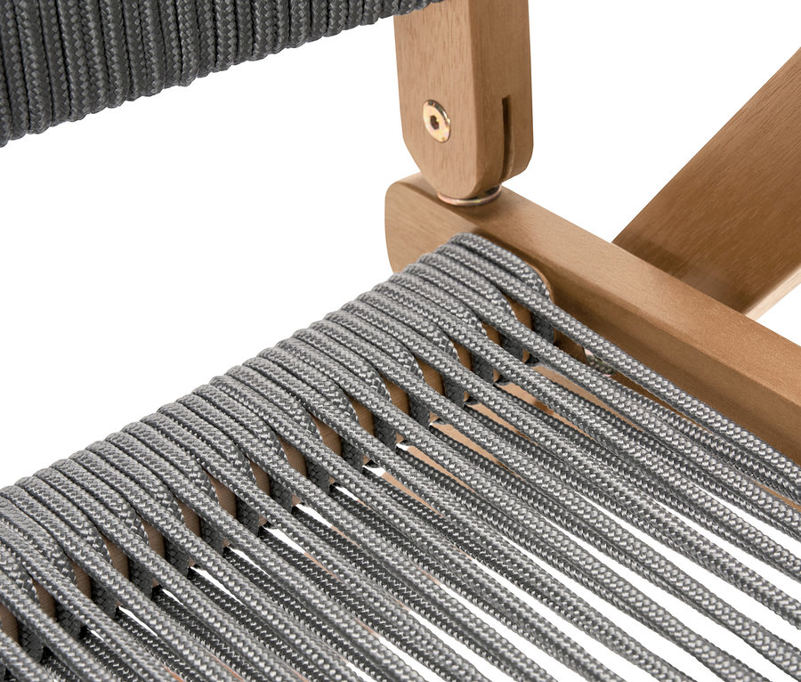 Detailansicht eines grauen Hochlehners »Lenja« mit verstellbarer Rückenlehne.